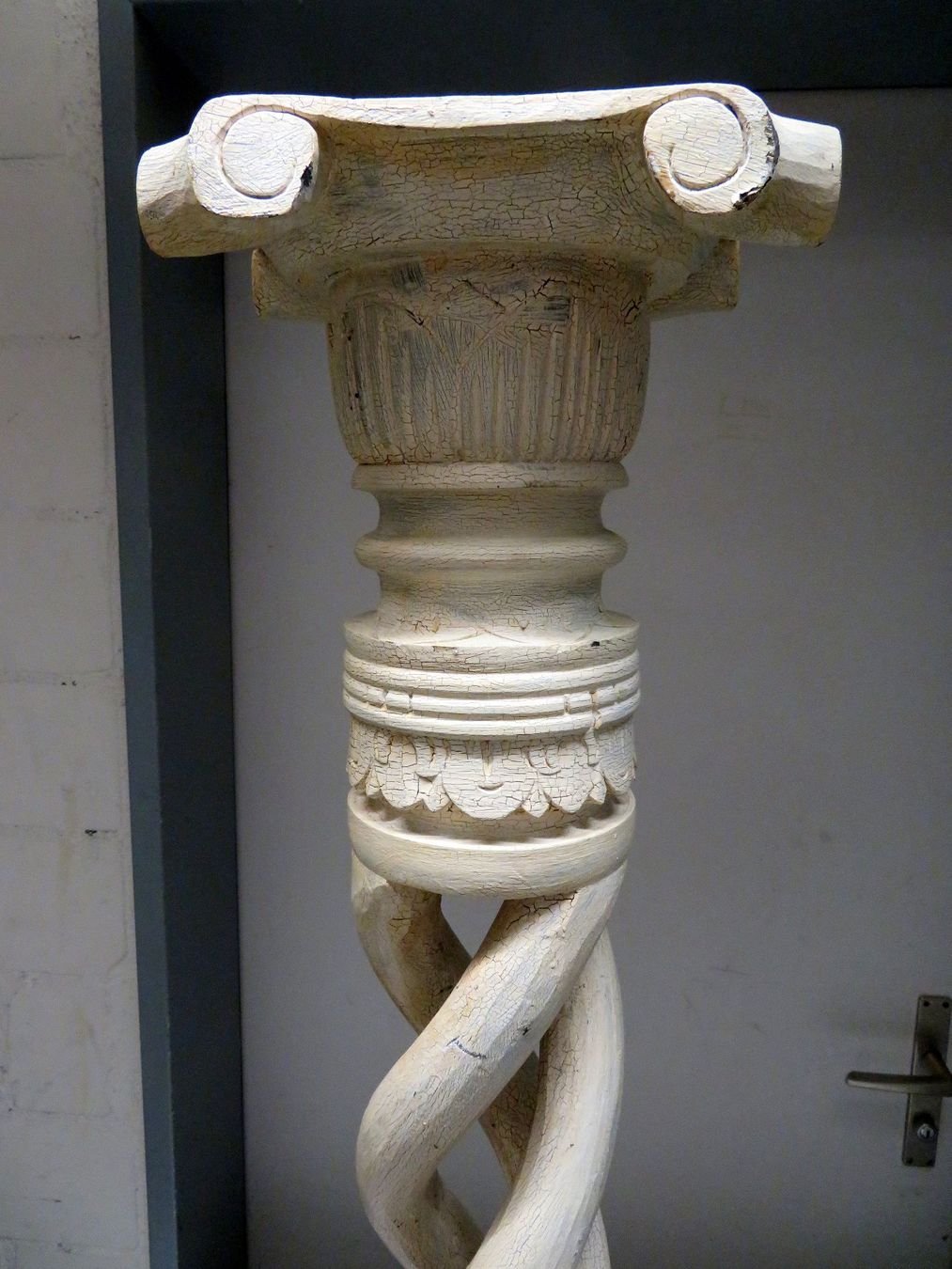 Holzartikel: Verschlungene Säule aus leichtem Tropenholz – Gebraucht aus Zofingen von Schekke 1