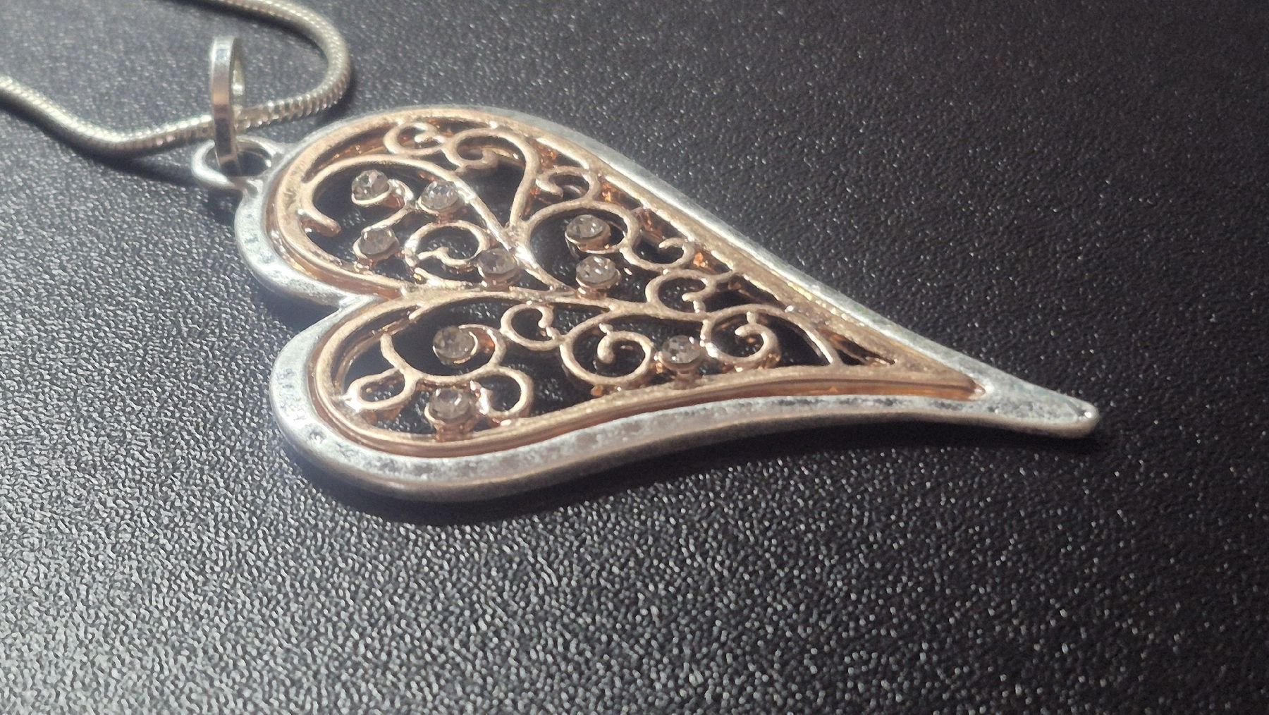 Ketten: Collana con ciondolo a cuore filigranato e strass – Neu (gemäss Beschreibung) aus Giubiasco von Stefaniav 2