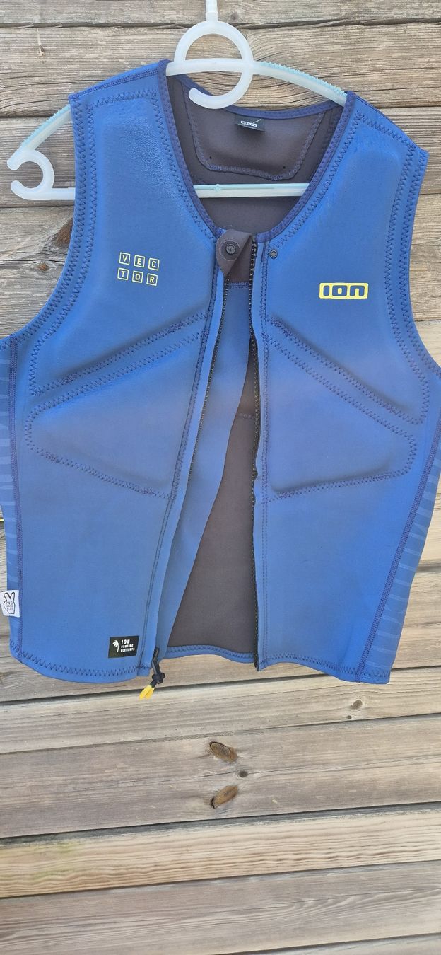 Protezioni & Imbottiture: ION Protectorweste Surfen / Foilen Herren Gr. XL – Usato da Möhlin venduto da fquagliati