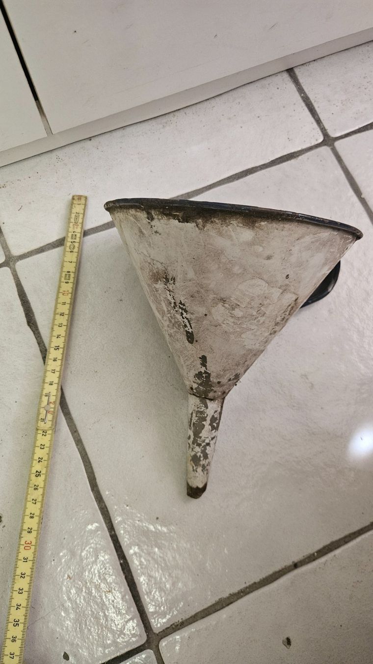 Altri elettrodomestici e apparecchi d’epoca: Vecchio imbuto in metallo smaltato – Usato da Melano venduto da H-Sara 1