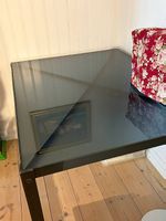 TISCH, dunkelblaue Milchglasplatte & Metallgestell