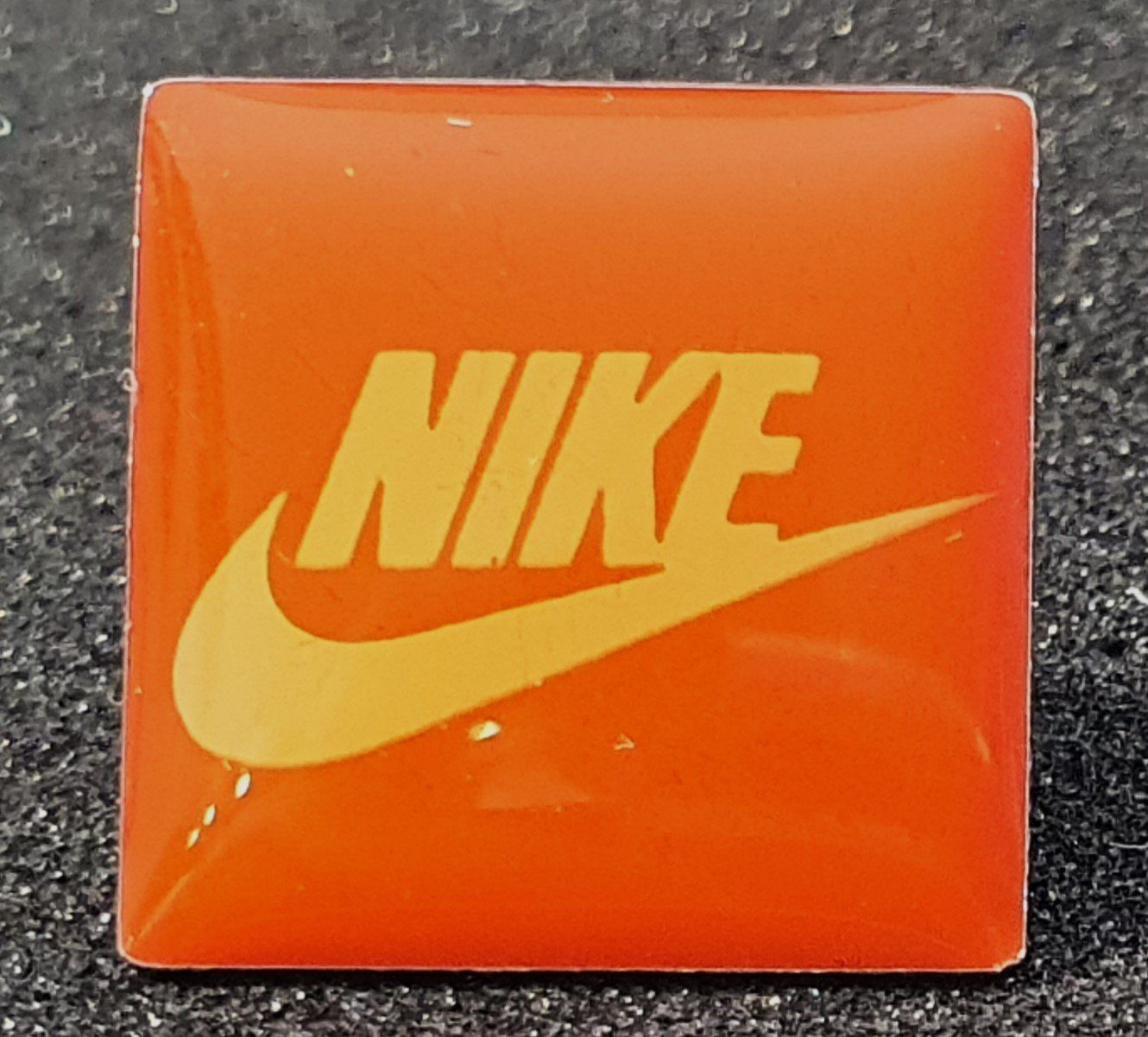 Placchette & Badge: S055 - Pin NIKE Logo – Usato da Reinach BL venduto da Boston-Verkauf