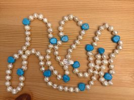 Kette mit seltenen Natur-Perlen und Howlith-Steinen (120 cm)