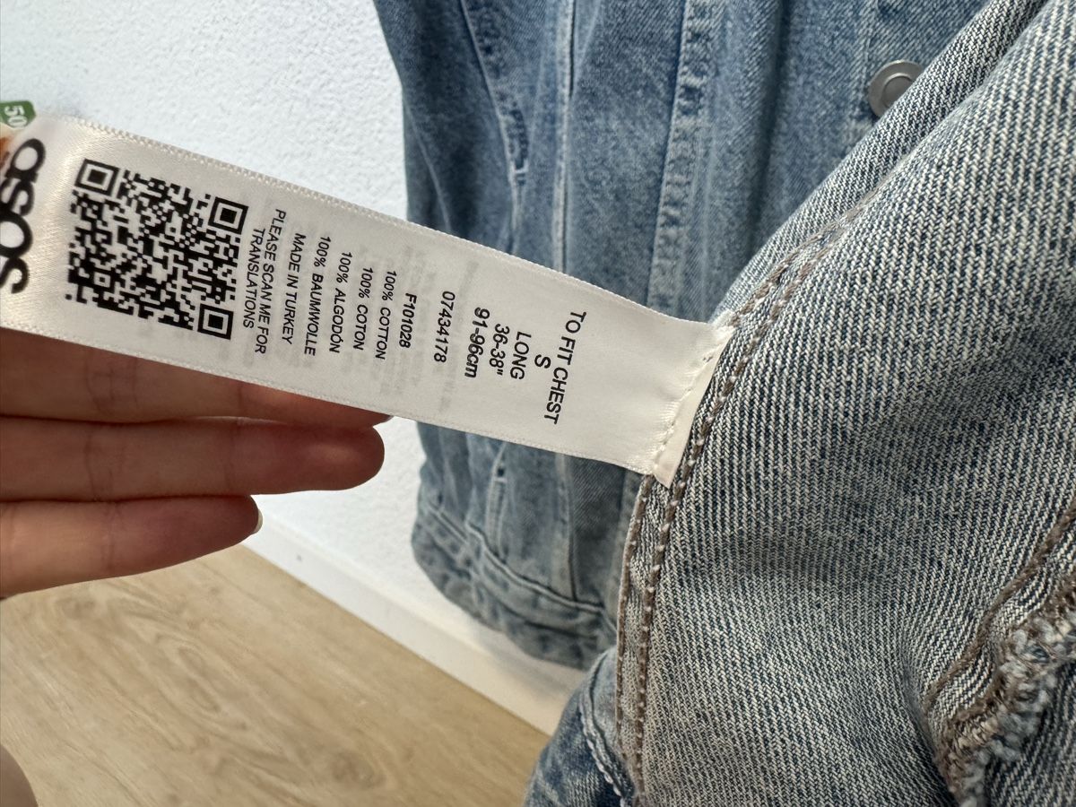 Asos Giacche: Asos Jeansjacke mit Aufdruck, S – Nuovo (secondo la descrizione) da Maisprach venduto da jokoundklaas 4