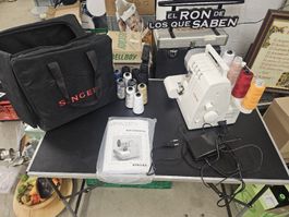Singer 14SH754 Overlockmaschine mit Zubehör guter Zustand