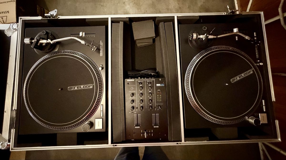 Reloop Console di mixaggio: Reloop ensemble DJ complet platines vinyls + mix + case  – Nuovo e nell'imballaggio originale da Vevey venduto da Legrand.Studio