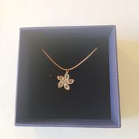 Collier Swarovski avec pendentif fleur et boîte, comme neuf