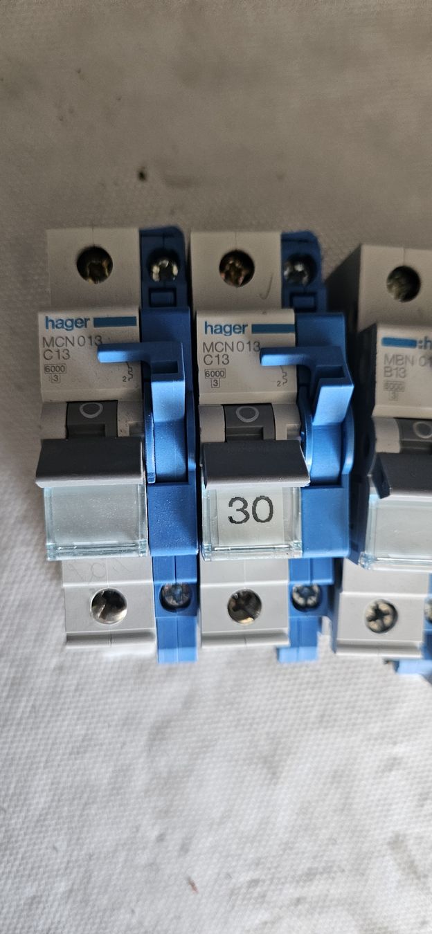 Hager Componenti elettronici: Hager Leitungsschutzschalter MCN013 C13  – Usato da Baar venduto da Vel...Baar45 3