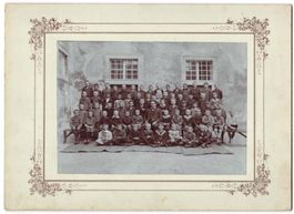 Fotografie Werenbach, Lehrer inmitten vo