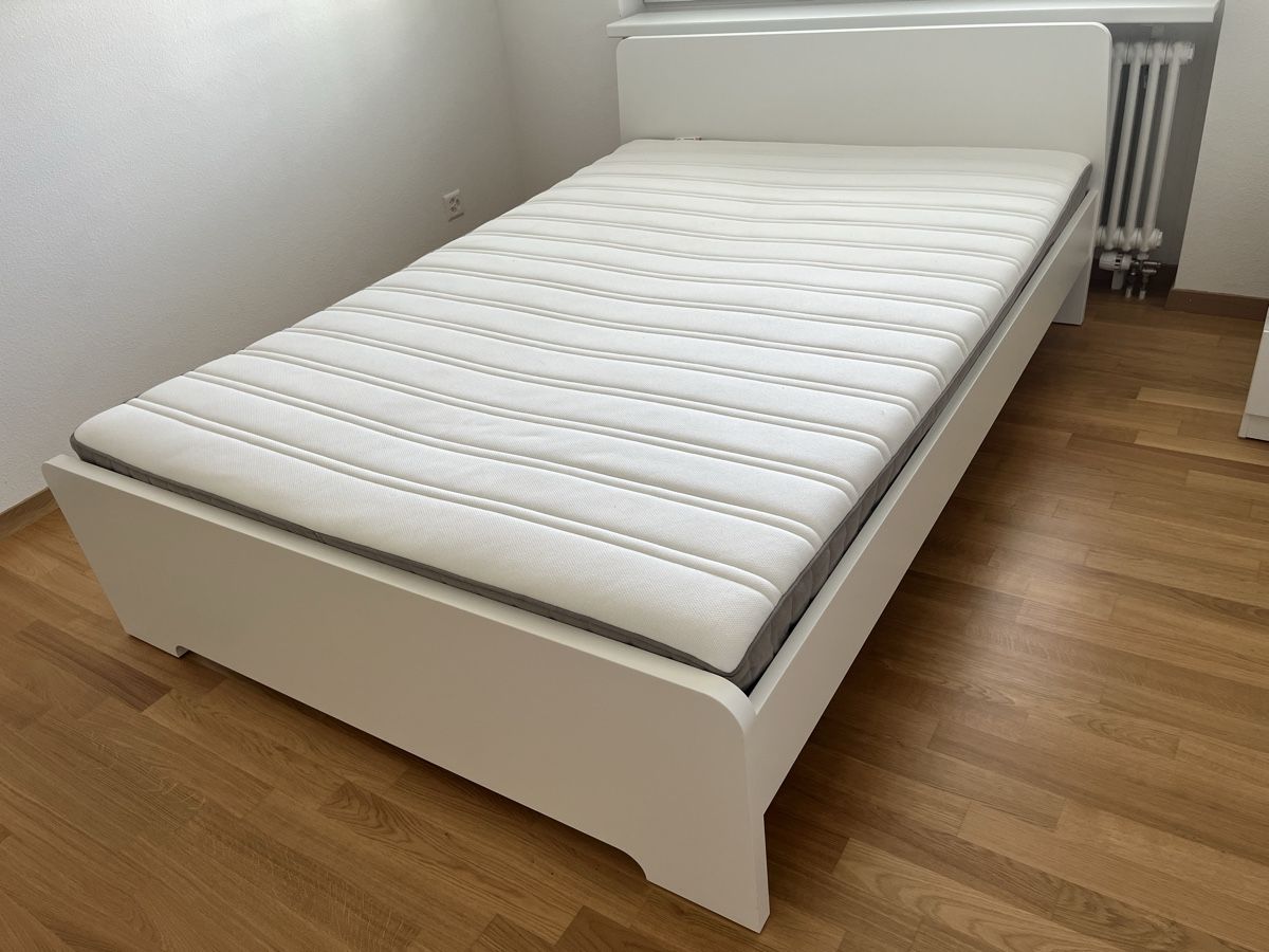 Letti: Bett zu verkaufen mit gratis Nachkommode – Usato da Oftringen venduto da heu_r6m6