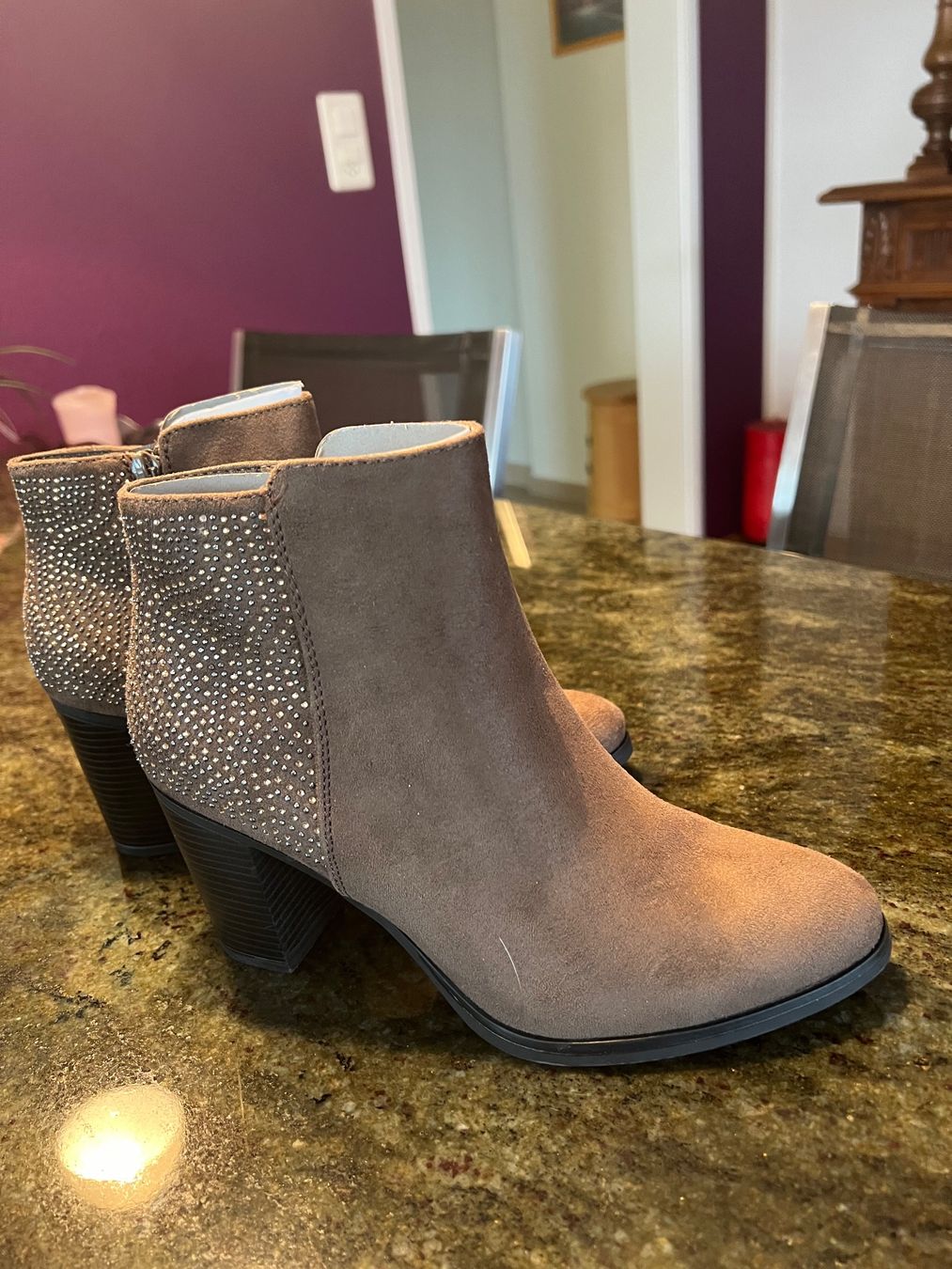 Scarpe da donna: Herbstliche Stiefeletten mit Strass, Gr. 38 – Nuovo e nell'imballaggio originale da Neftenbach venduto da ernach