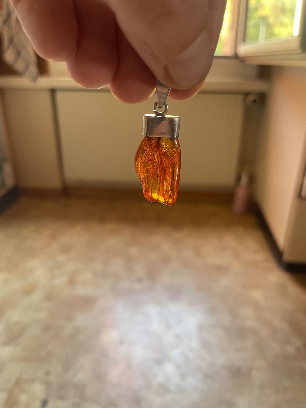 Pendentifs: Bernstein Anhänger mit Silberfassung – D'occasion à Gümligen par BazaarBazaar 1