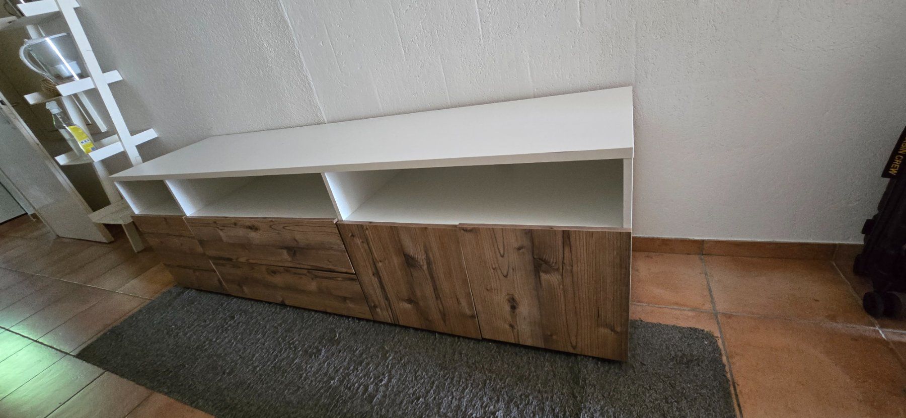 Commodes: Weisse Kommode mit Holzfarbenen Türen – D'occasion à Lufingen par ann_vs27