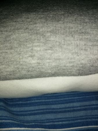 zwei einfache Baumwollshirts, weiss und grau, Gr. 48/50