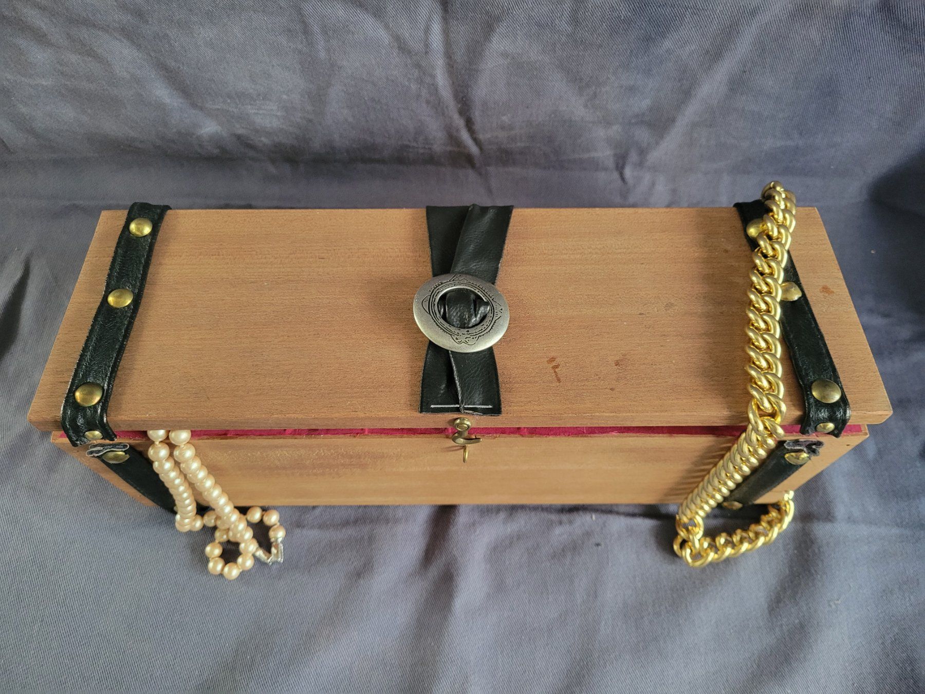 Cassapanche: Schatztruhe B mit 1,8 kg Schmuck, – Usato da Nidau venduto da Polebloe 1