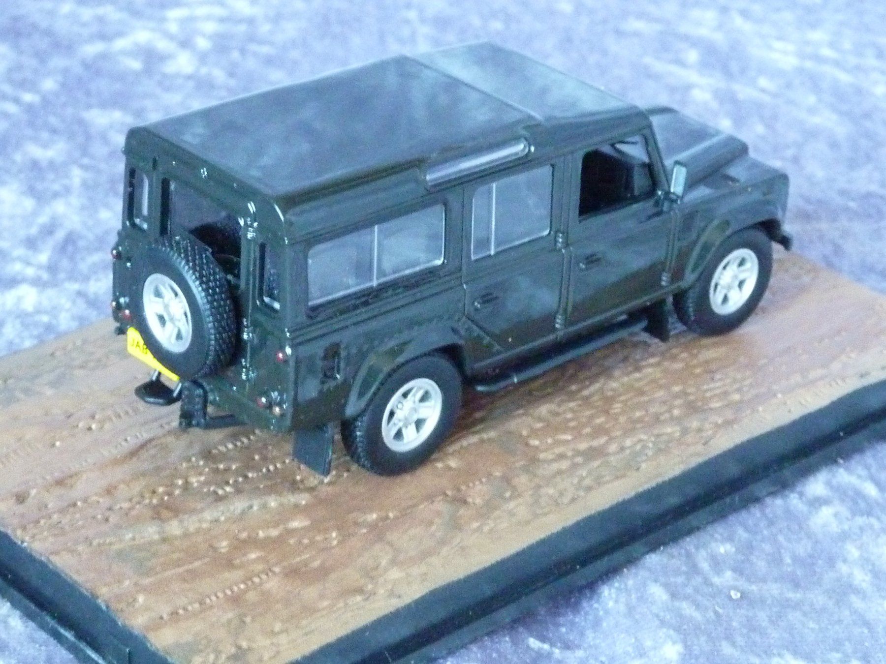 Land Rover Modellini d'auto: Land Rover Defender James Bond  1:43 – Nuovo (secondo la descrizione) da Dürrenäsch venduto da modellautos4you 3