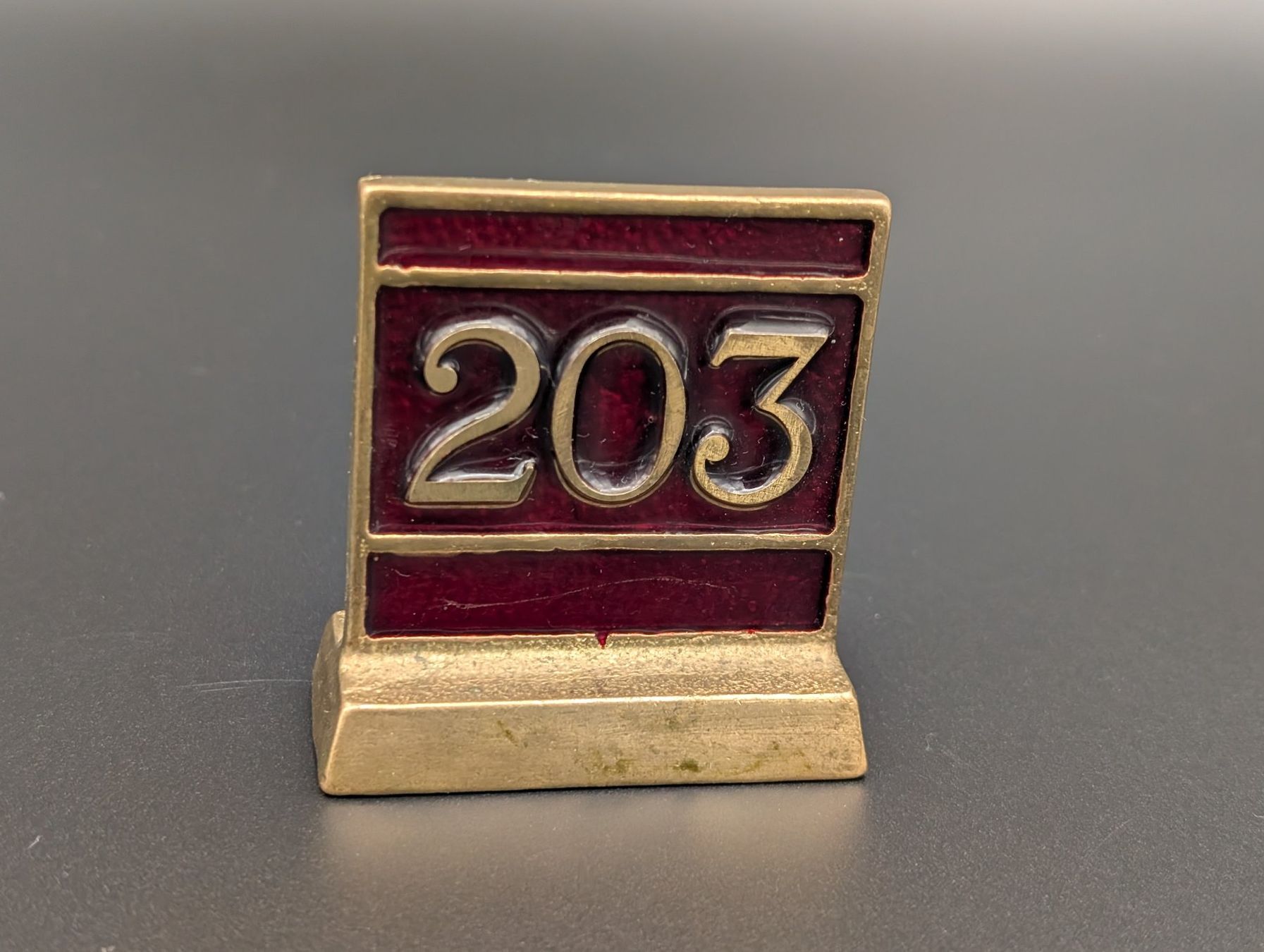 Insegne: Vintage Tischnummer 203 – Usato da Wiezikon b.Sirnach venduto da Romsche