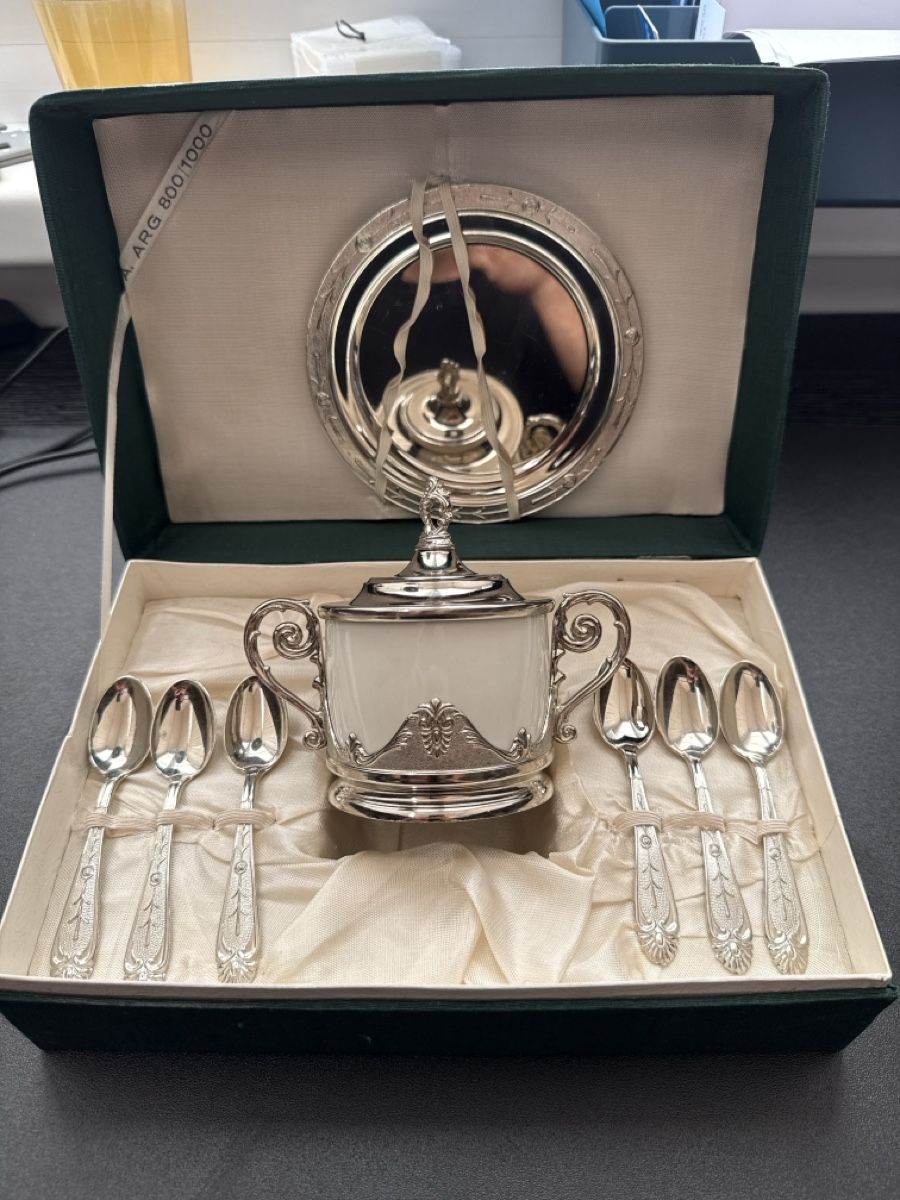 Set di piatti: Kaffee-/Teeservice im klassischen Stil. – Usato da Dietikon venduto da Dom_54