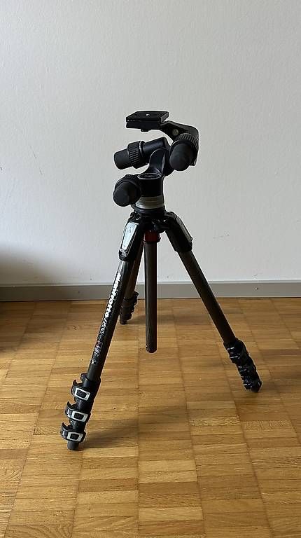 Manfrotto Trépieds & Accessoires: Manfrotto 055 Carbon Stativ mit Justierungskopf – D'occasion à Uster par Neonschwarz