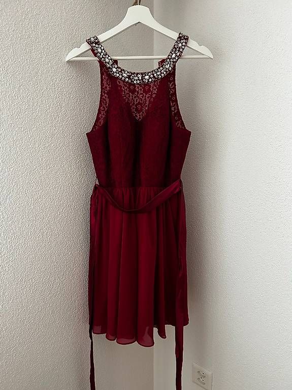 Robes: Cocktailkleid mit Pailettenkragen – D'occasion à Schüpfheim par car_7slp