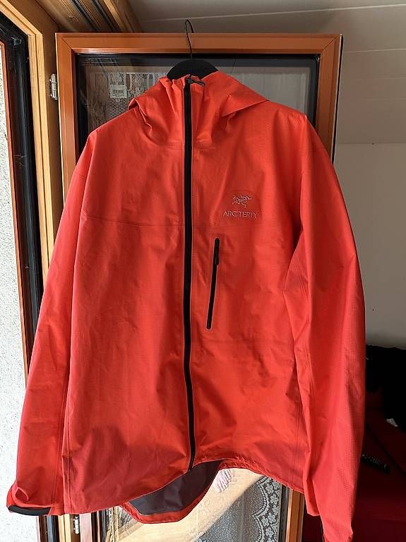 Vestes: Arcteryx Alpha GTX Lightweight Jacke Herren  – D'occasion à Zermatt par ber_sdz7