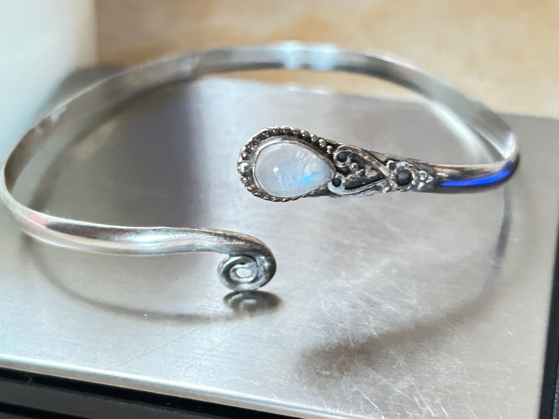 Bracciali & Braccialetti: Silber Armreif mit Mondstein, elegant & modern Grösse S/M – Usato da Dittingen venduto da Bijoubelle 8