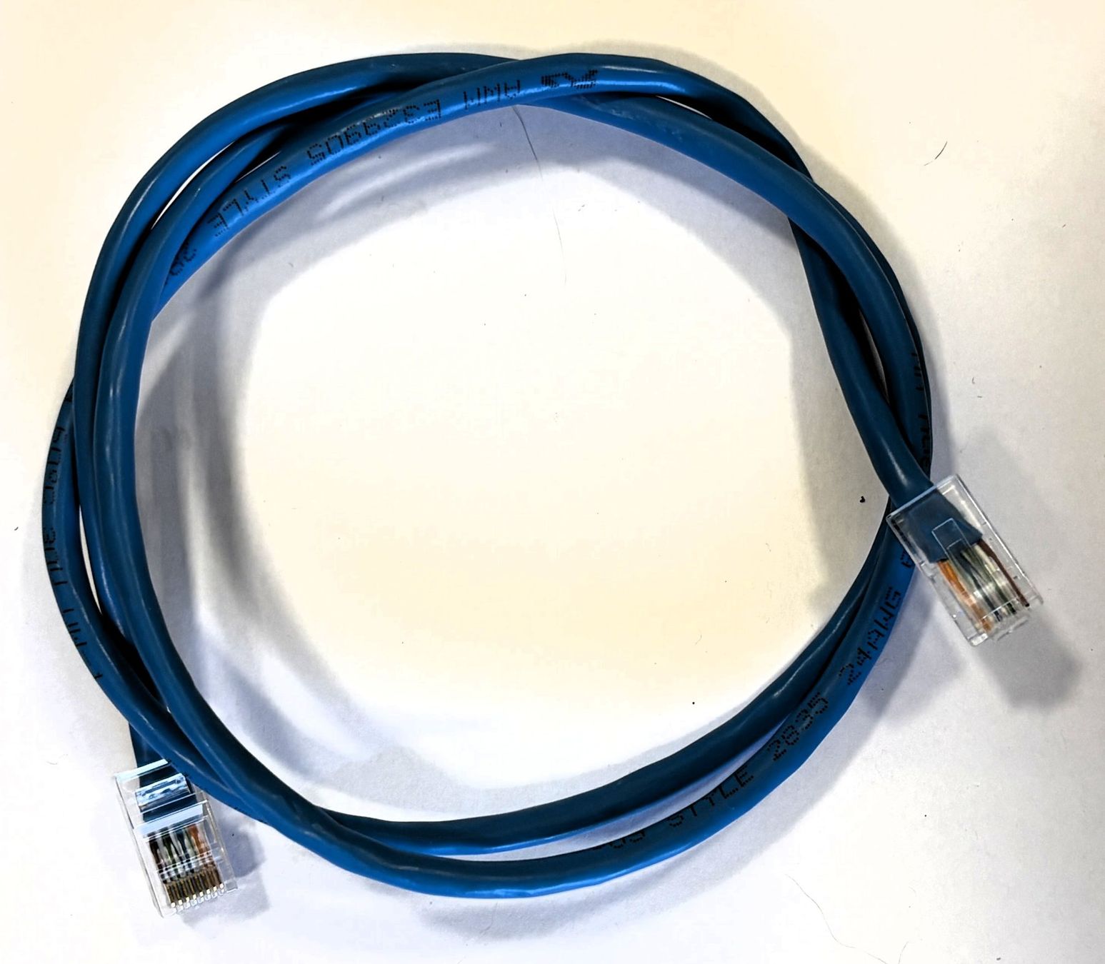Cavi: Câble Ethernet noir et bleu Cat5e – Usato da La Magne venduto da materielavendre 1