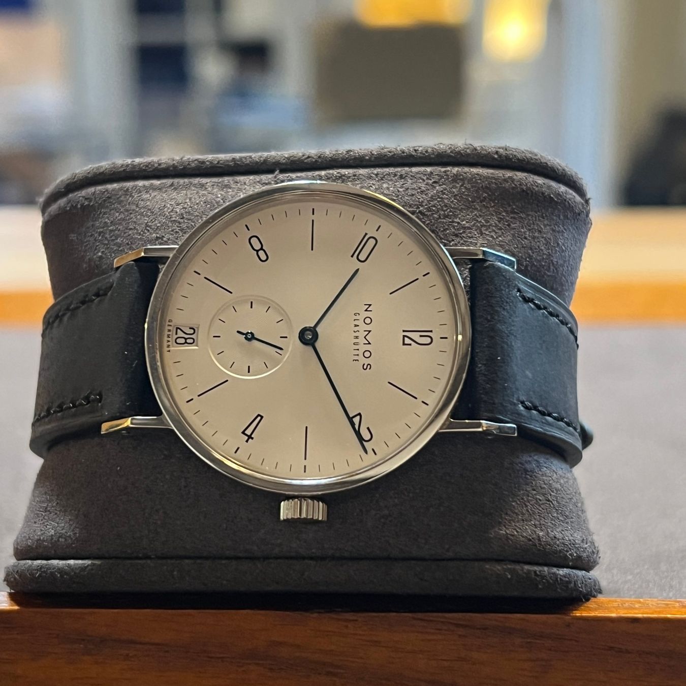 Nomos Orologi: Nomos Tangente Datum Mechanical Silver Dial – Usato da Carouge GE venduto da Watchaser 5
