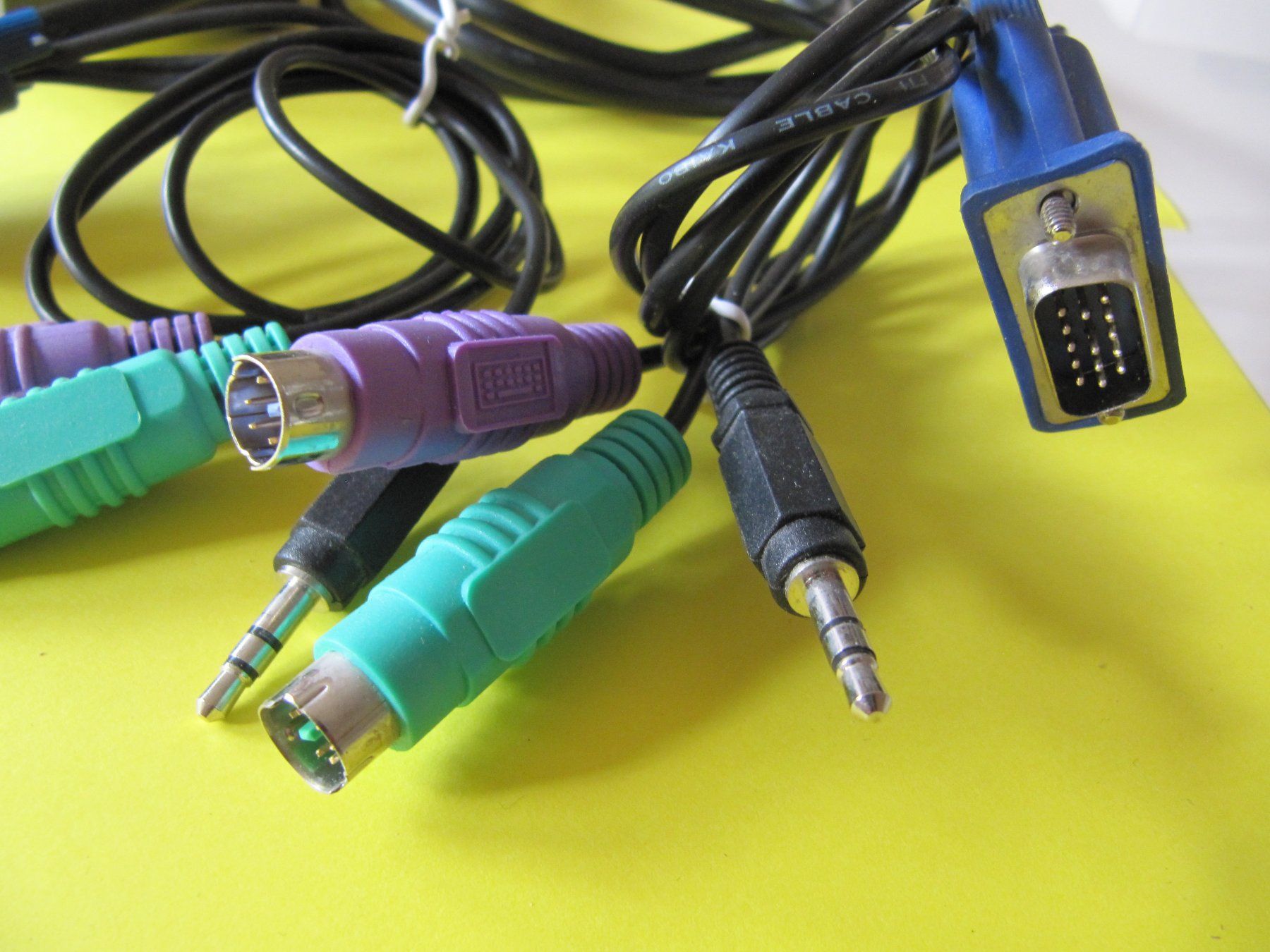 Laufwerke & Adapter: 2 Port KVM SWITCH  # T 7 – Gebraucht aus Basel von Kuba2 4