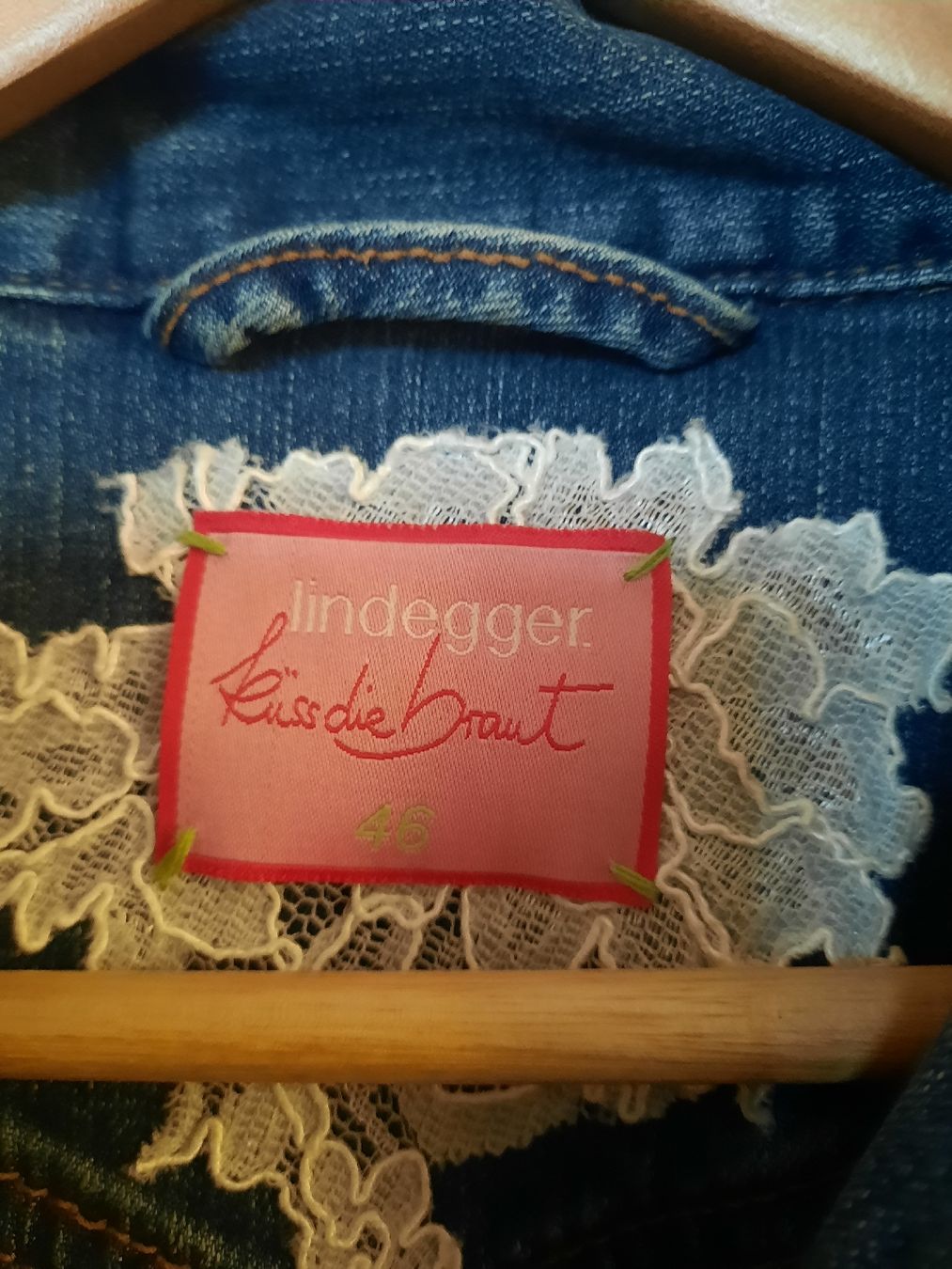 Giacche: Lindegger Jeansjacke "Küss die Braut" - Gr. 46 – Nuovo (secondo la descrizione) da Unterterzen venduto da elebo 2