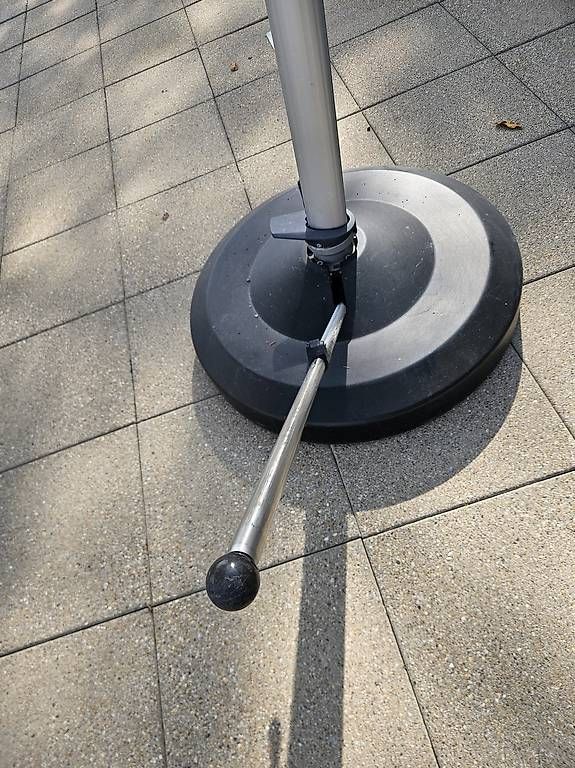 Sonnenschirme: Sonnenschirm mit Sockel – Gebraucht aus Romanshorn von Deme15 3