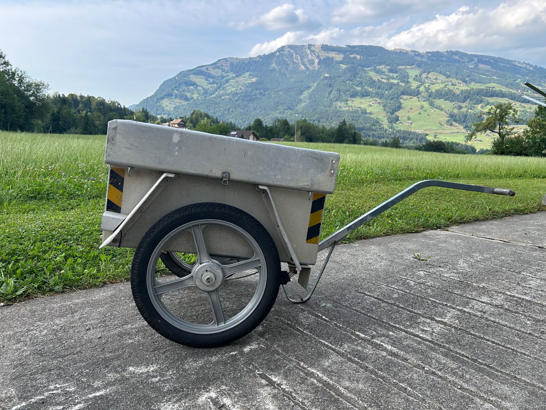 Remorques: Nostalgischer PTT- Anhänger – D'occasion à Goldau par Taburettli_Brocante