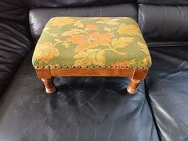 Retro Fusshocker / Schemeli mit Blumenmuster, Holzfüsse
