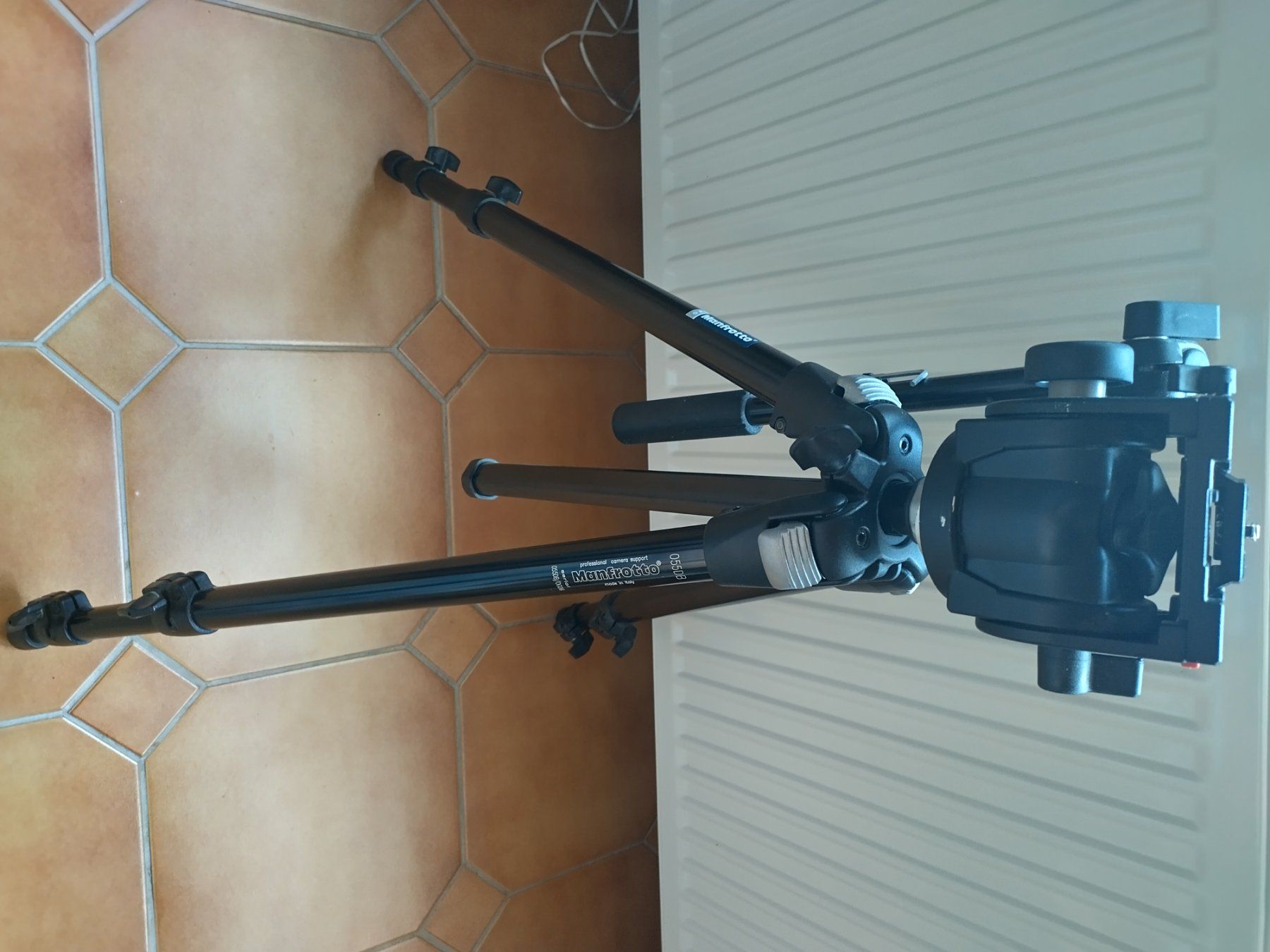 Manfrotto Treppiedi & Teste: Trépied Manfrotto 055DB professionnel bon état – Usato da Ollon VD venduto da yva_g28f 1