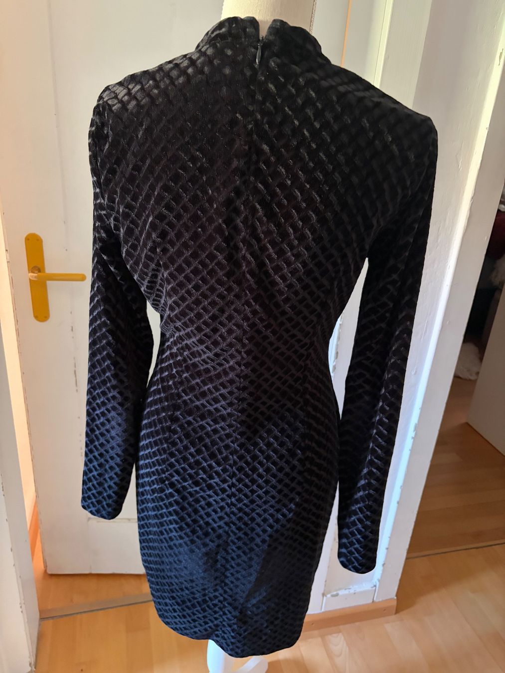 Kleider: Chices Samtkleid von Minimum – Gebraucht aus Schaffhausen von _queen_c 1