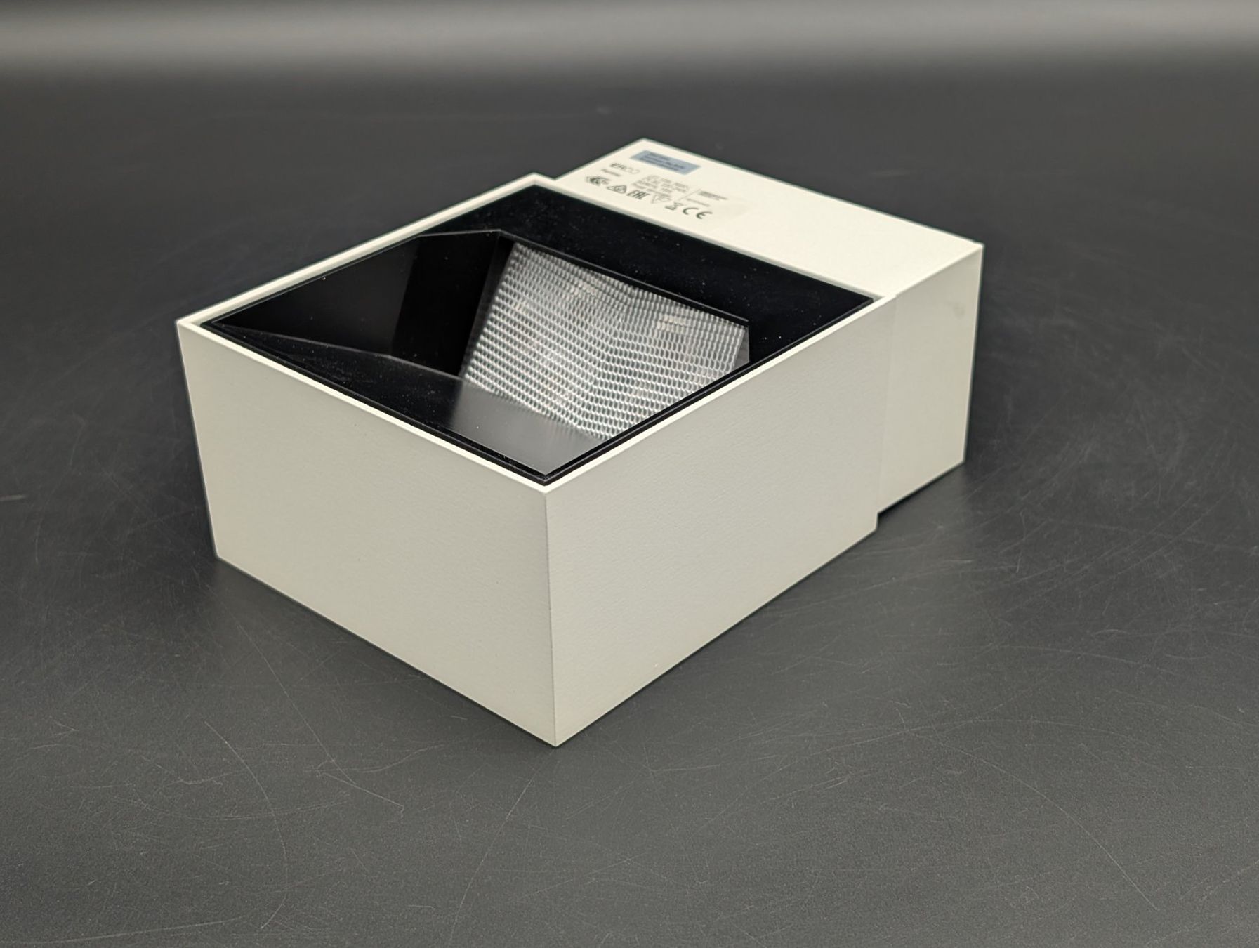 Lampade: ERCO Pantrac Deckenfluter 65083.000 – Usato da Winterthur venduto da Hint17
