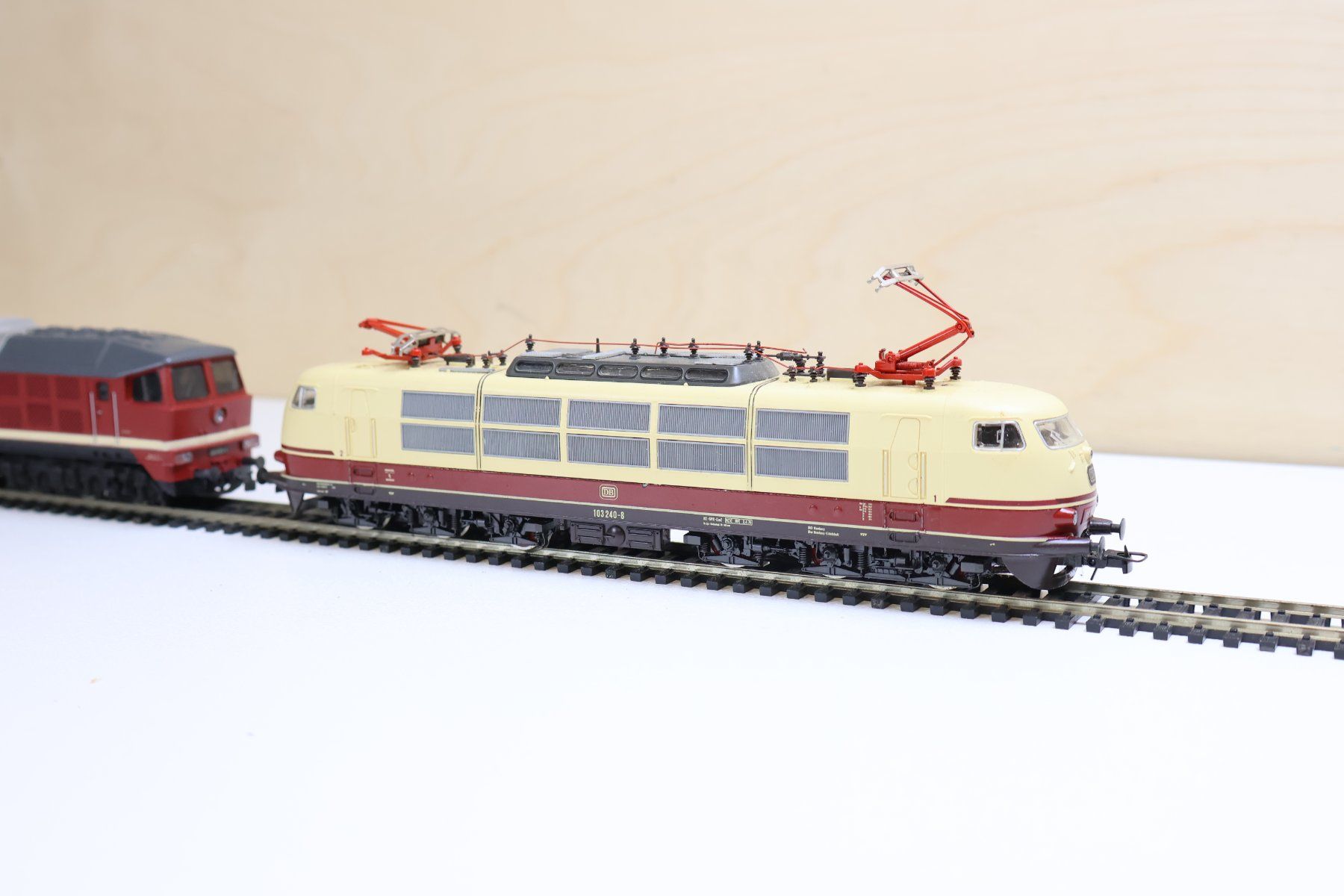 Roco Modellini di ferrovie: ROCO 2 x grosse E-Lok TEE / Diesellok - H0 Doppelpack – Usato da Winterthur venduto da Monstera 3