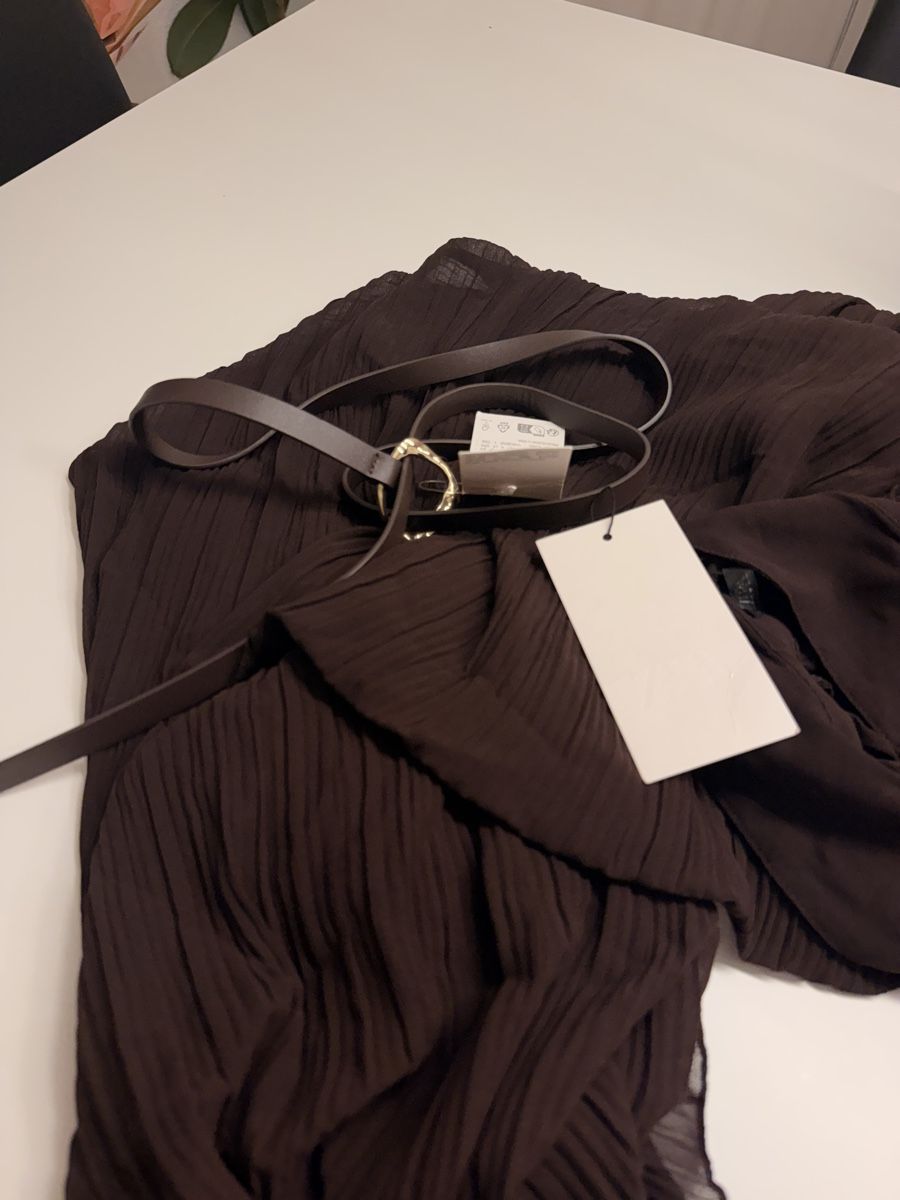 Zara Robes: ZARA MITTELLANGES PLISSEEKLEID MIT GÜRTEL – Neuf avec emballage d'origine à Winterthur par Violeta_l 1