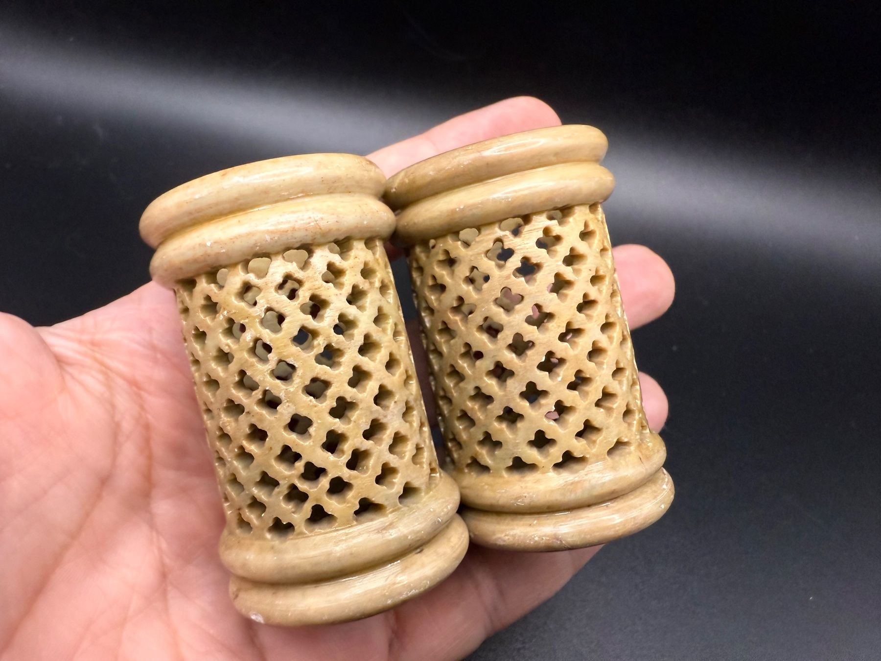Portacandele: Paar kleine Kerzenhalter oder Gläser aus geschnitztem Stein – Usato da Lamone venduto da LaCantinaMagica 8