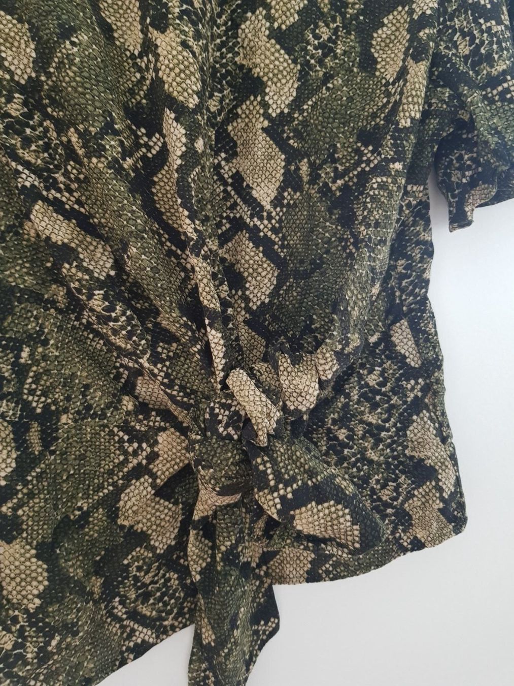 H&M Top: Neues T-Shirt mit Bindedetail H&M – Nuovo (secondo la descrizione) da Eschenbach SG venduto da SanFranciscoCalifornia 2