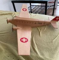 Holzflugzeug Ju-52 mit Schweizerflagge von Pastorini