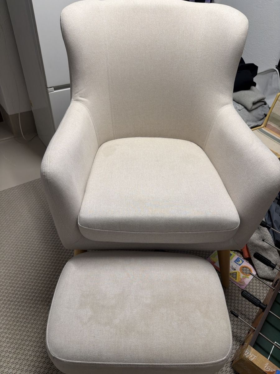 Poltrone: Sessel mit Hocker hellbeige Holzbeine gebraucht – Usato da Zürich venduto da Mel_Ayde