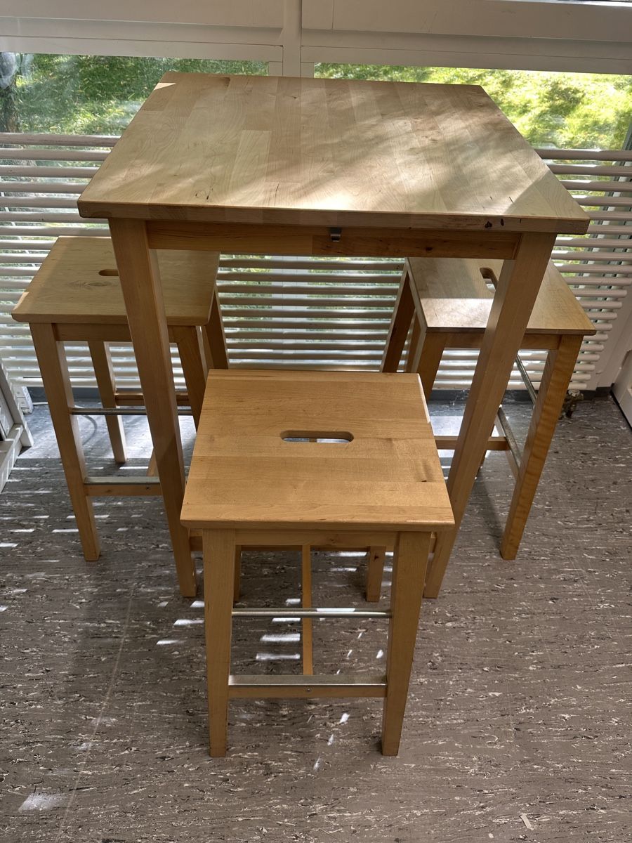 Set di tavolo e panche: Stehtisch mit 3 Hockern – Usato da Bern venduto da ykl_jgz8
