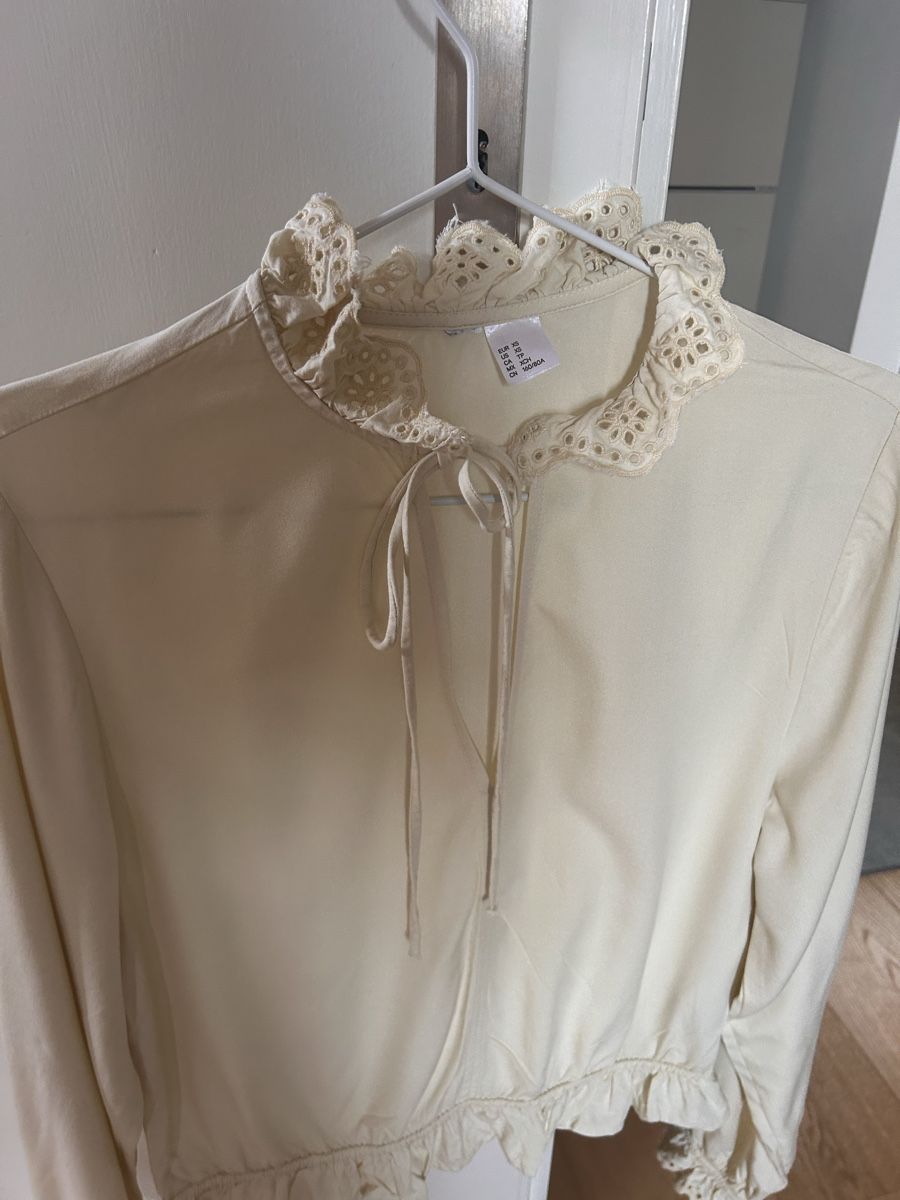 H&M Blusen: Bluse langarm Creme mit Rüschen und Spitze Grösse S – Gebraucht aus Frauenfeld von Pafe66 1