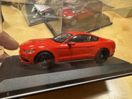 Ford Mustang GT rot und Ford Kuga rot 1/43