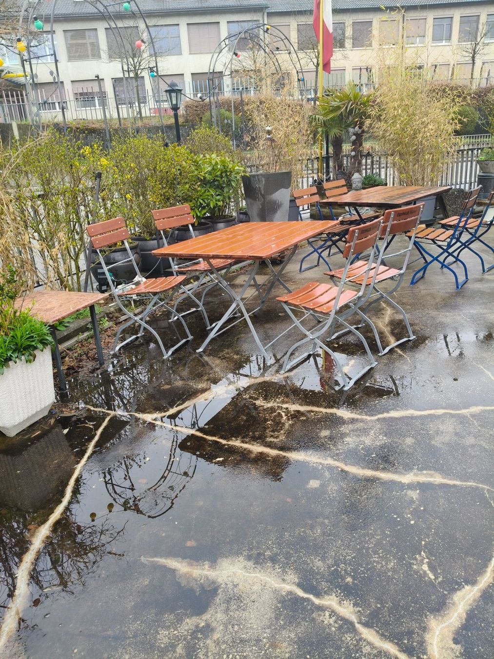 Set di tavolo e panche: Biergarten Tisch mit 4 Stühle – Usato da Zwingen venduto da inf_2blh 2