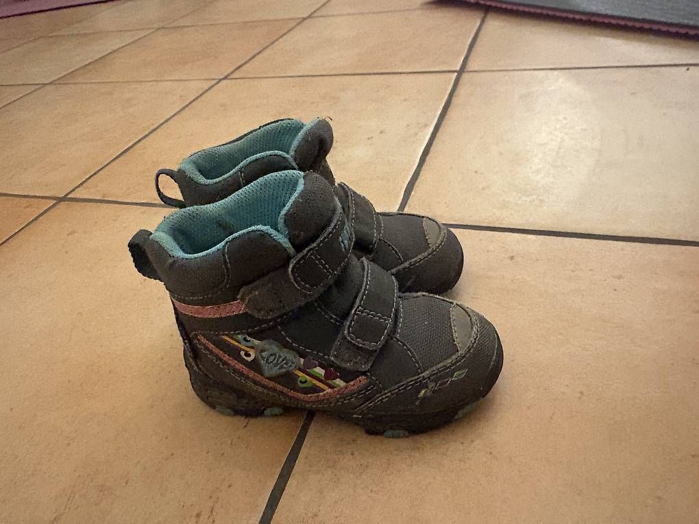 Scarpe per ragazzi: Diverse Kinderschuhe Größe 22 – Usato da Büttikon AG venduto da hud_ppw9 1