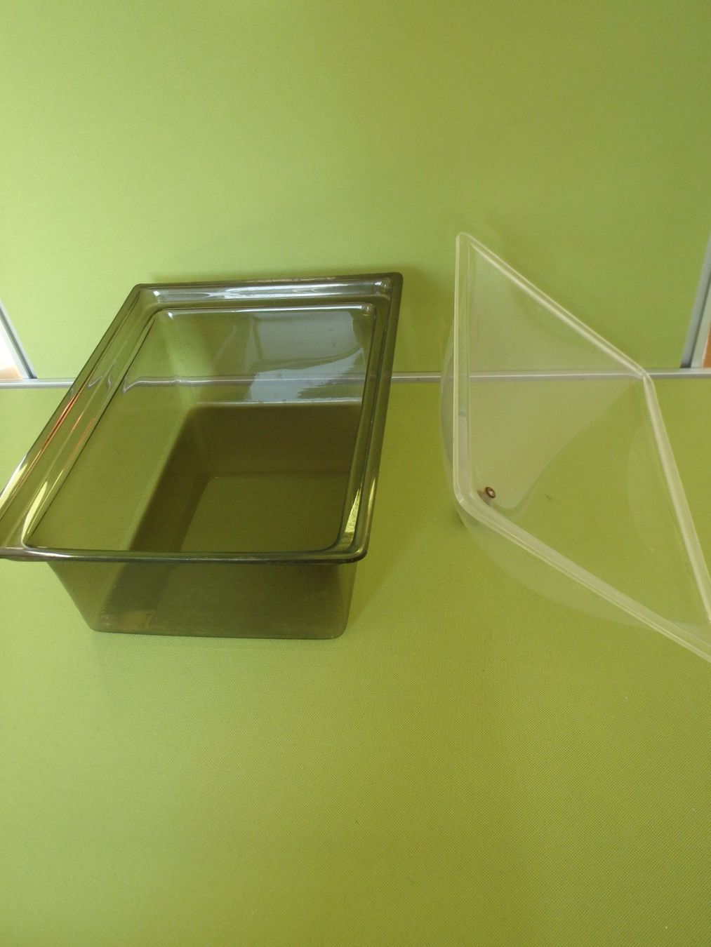 Plateaux: grosse Plexiglas Box und Bakelit Serviertablet – D'occasion à Schöfflisdorf par pullux 1