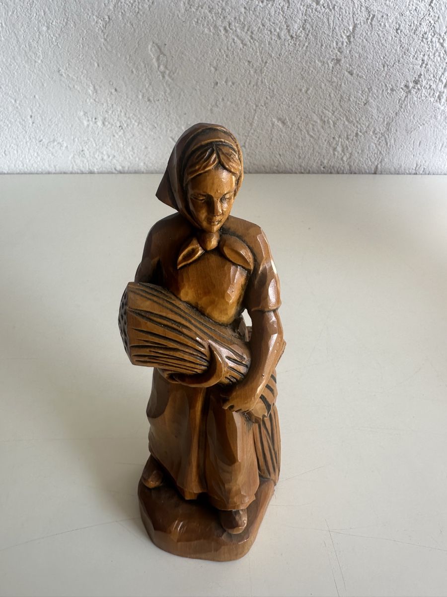 Skulpturen & Statuen: Handgeschnitzte Holzfigur Bäuerin 26 cm – Gebraucht aus Zetzwil von ZB05 4