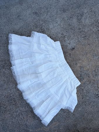 Weisser Skort mit rüschendetail, Grösse XL ✨